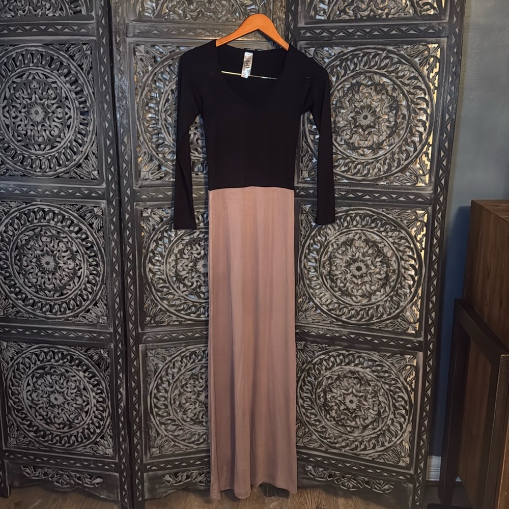 very stylish dress. size s. no stains or damage. like new.